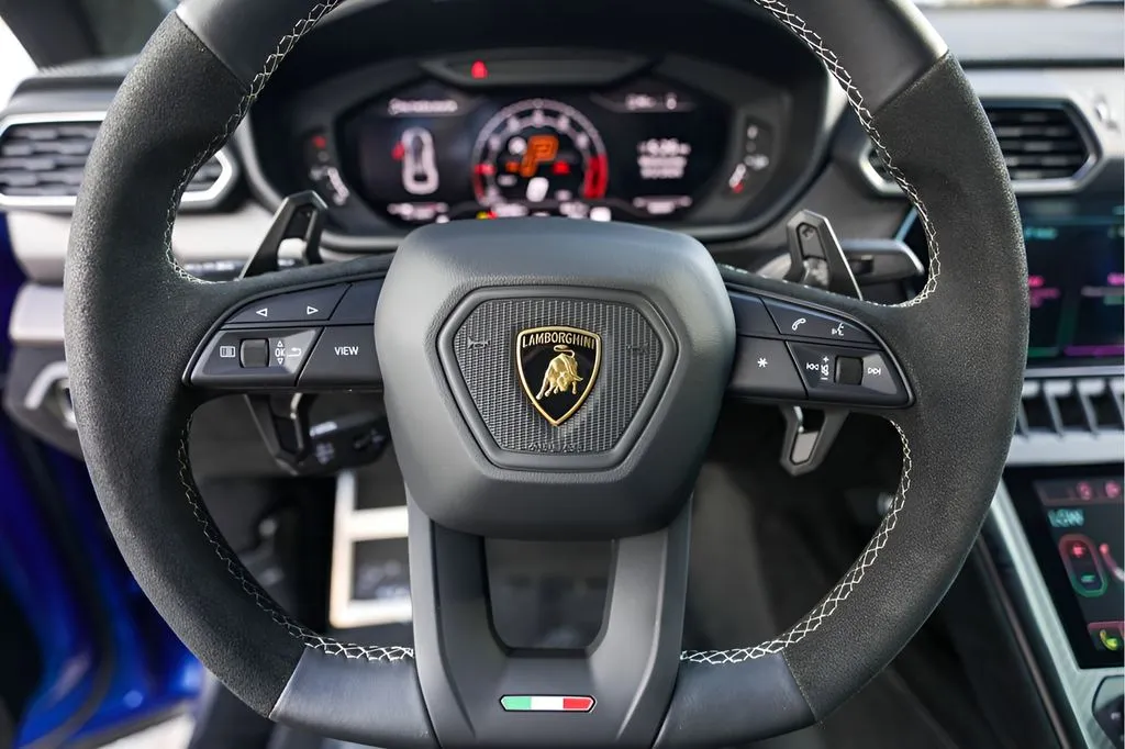 Lamborghini URUS photo 17
