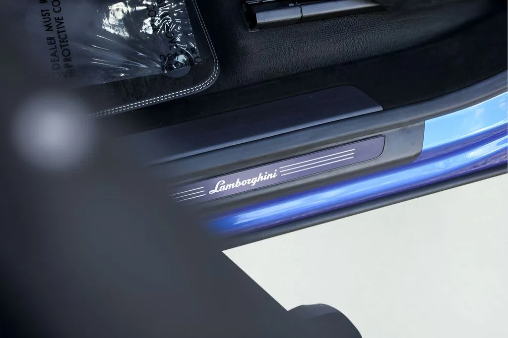 Lamborghini URUS photo 12