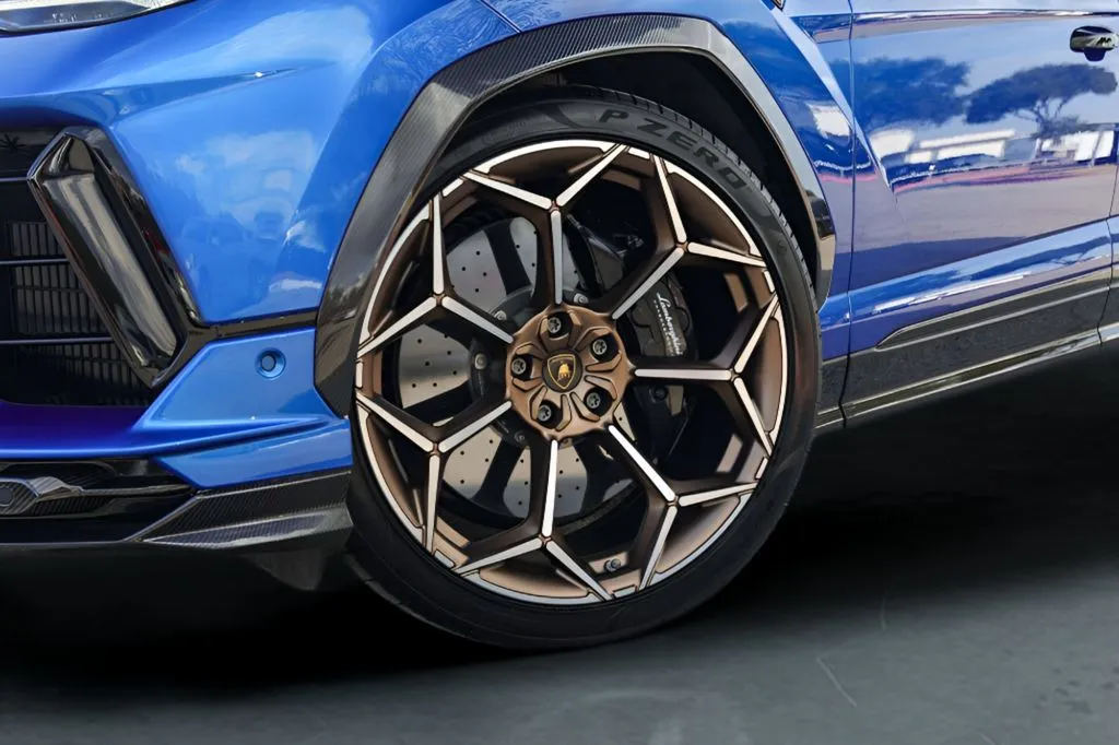 Lamborghini URUS photo 4