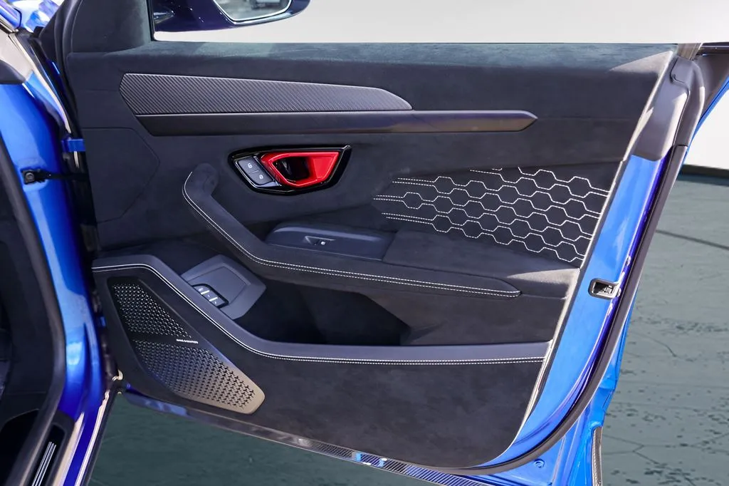 Lamborghini URUS photo 33