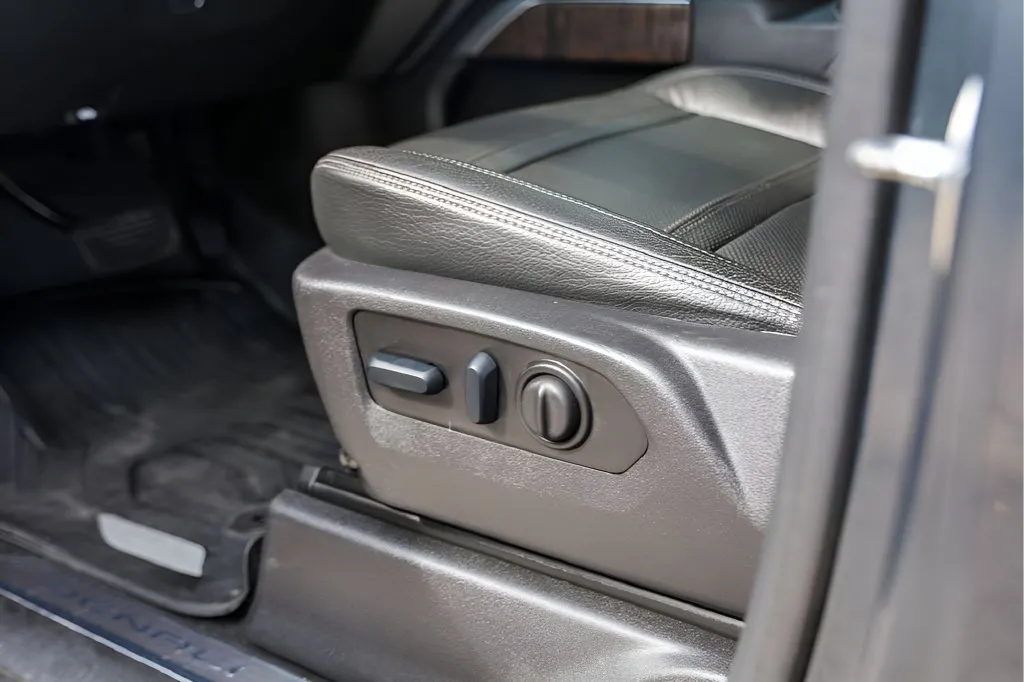 GMC Sierra photo 11