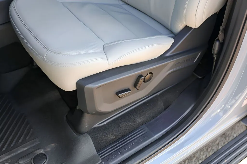 Ford Expedition photo 11