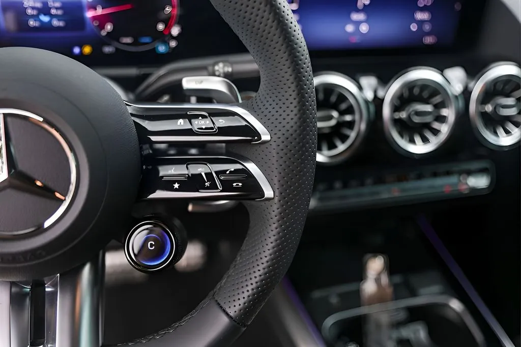 Mercedes-Benz GLA photo 13