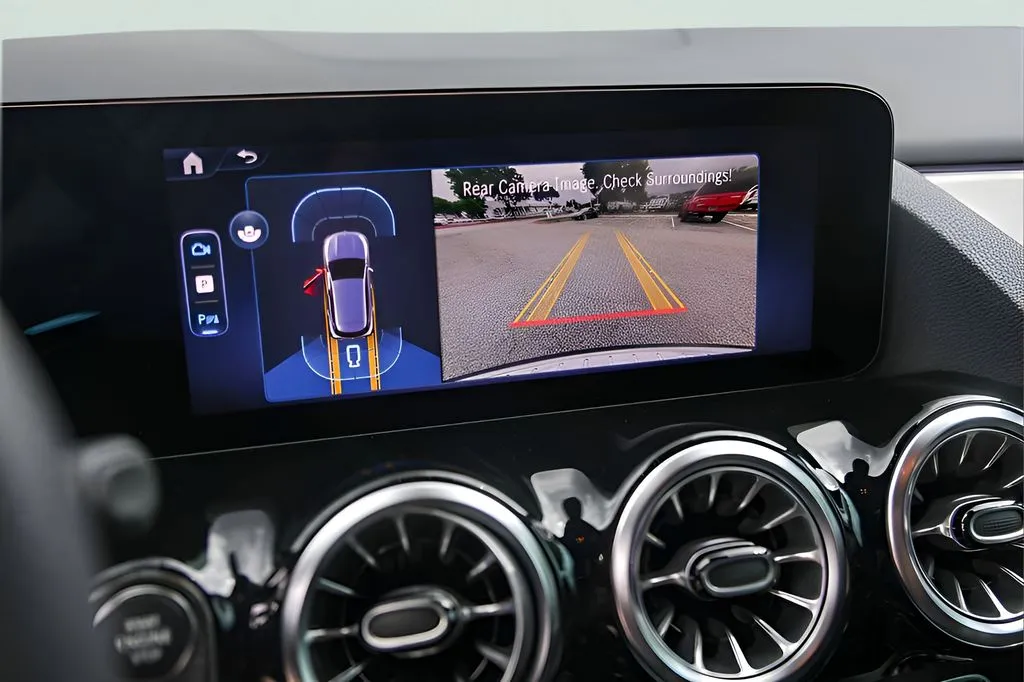 Mercedes-Benz GLA photo 16