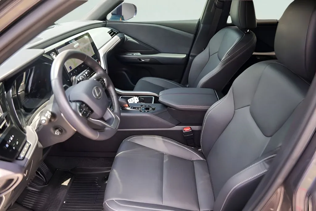 Lexus TX photo 9