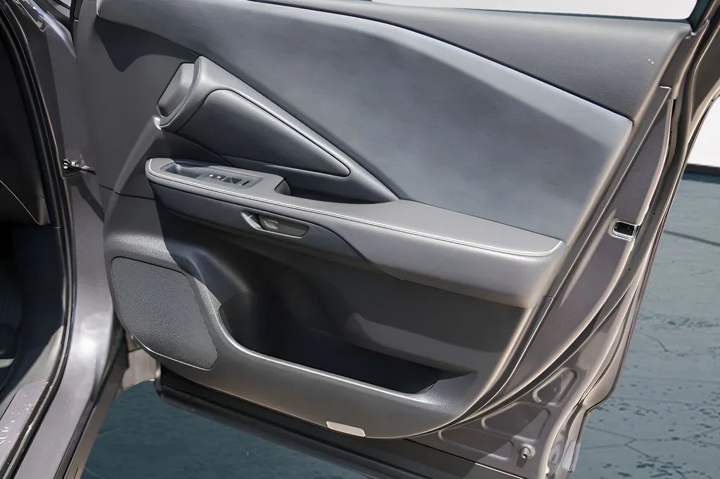 Lexus TX photo 28
