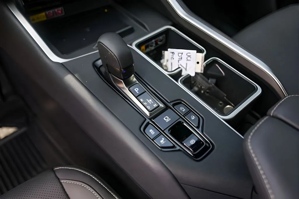 Lexus TX photo 20