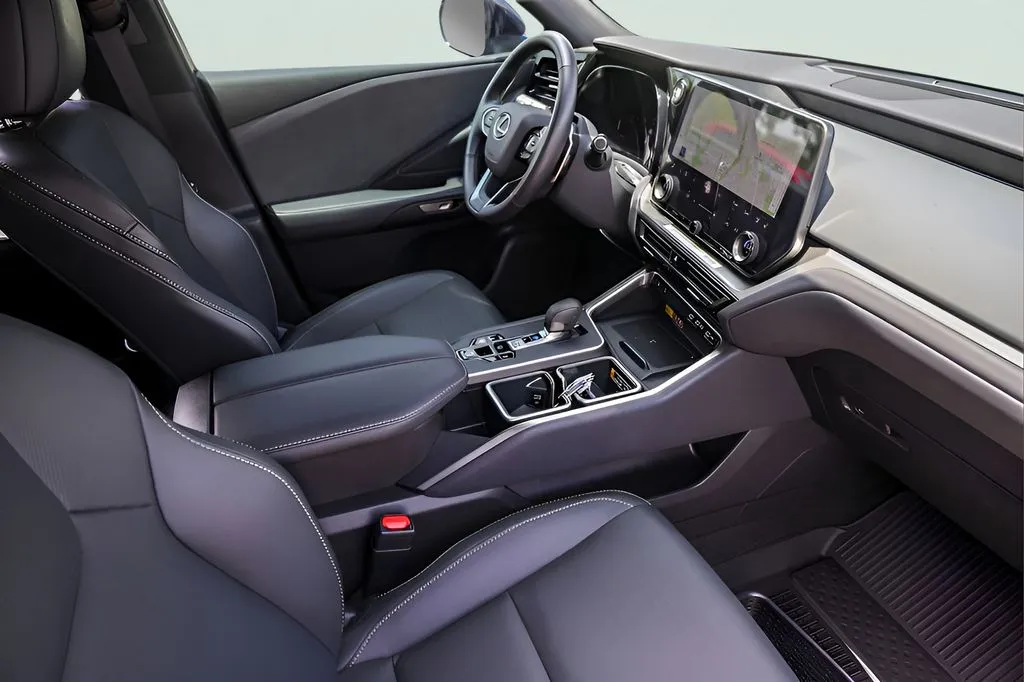 Lexus TX photo 29