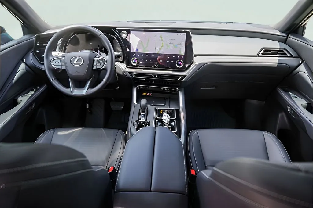 Lexus TX photo 25