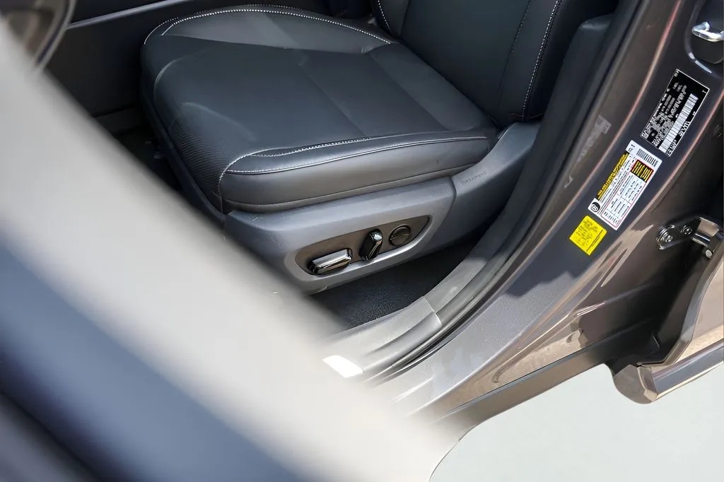 Lexus TX photo 8