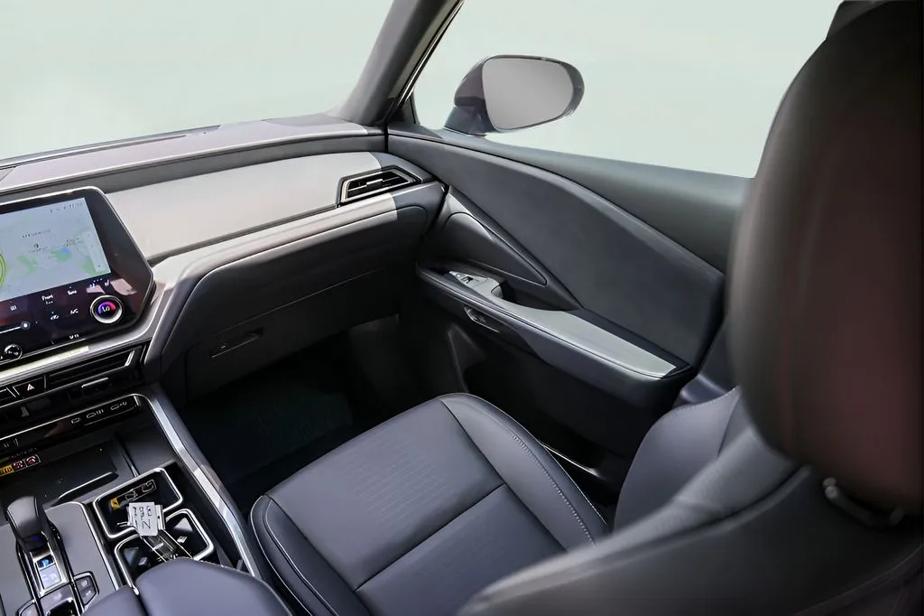 Lexus TX photo 27