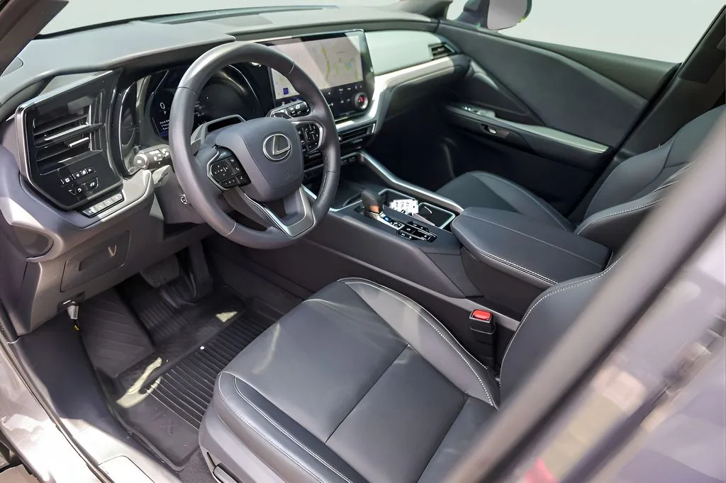 Lexus TX photo 10