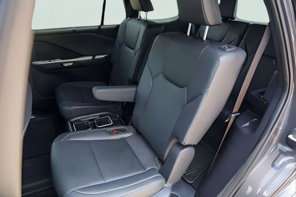 Lexus TX photo 23