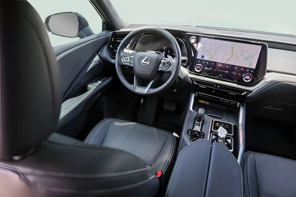Lexus TX photo 26