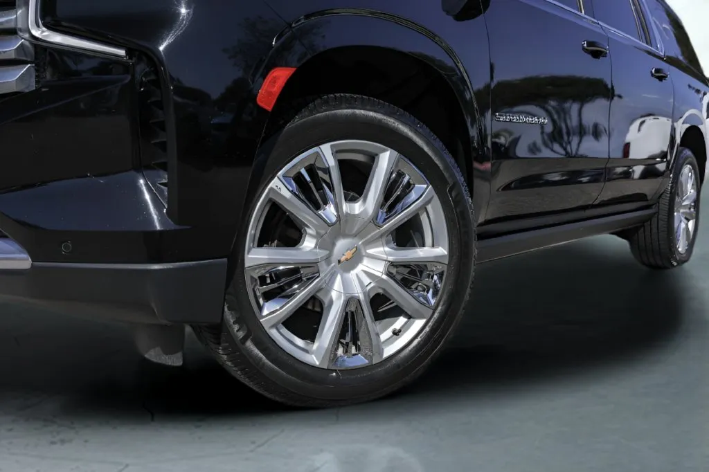 Chevrolet Suburban photo 4