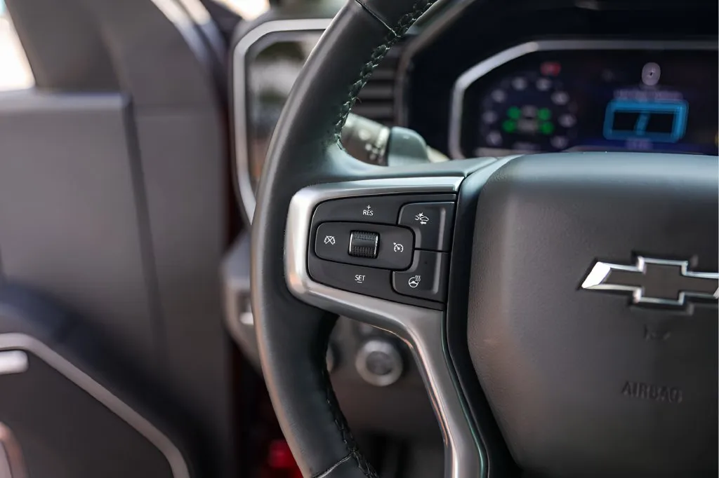 Chevrolet Silverado photo 16