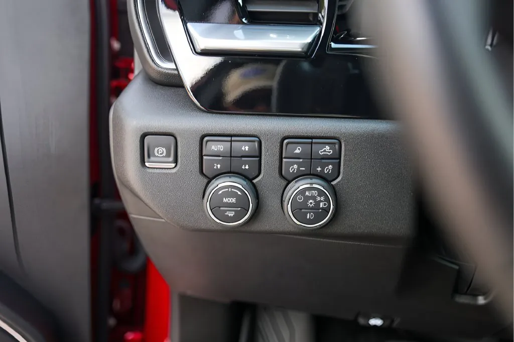 Chevrolet Silverado photo 17