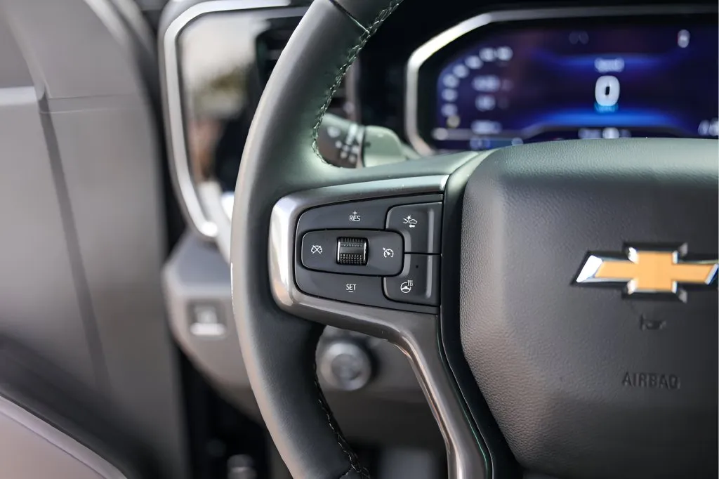 Chevrolet Silverado photo 16