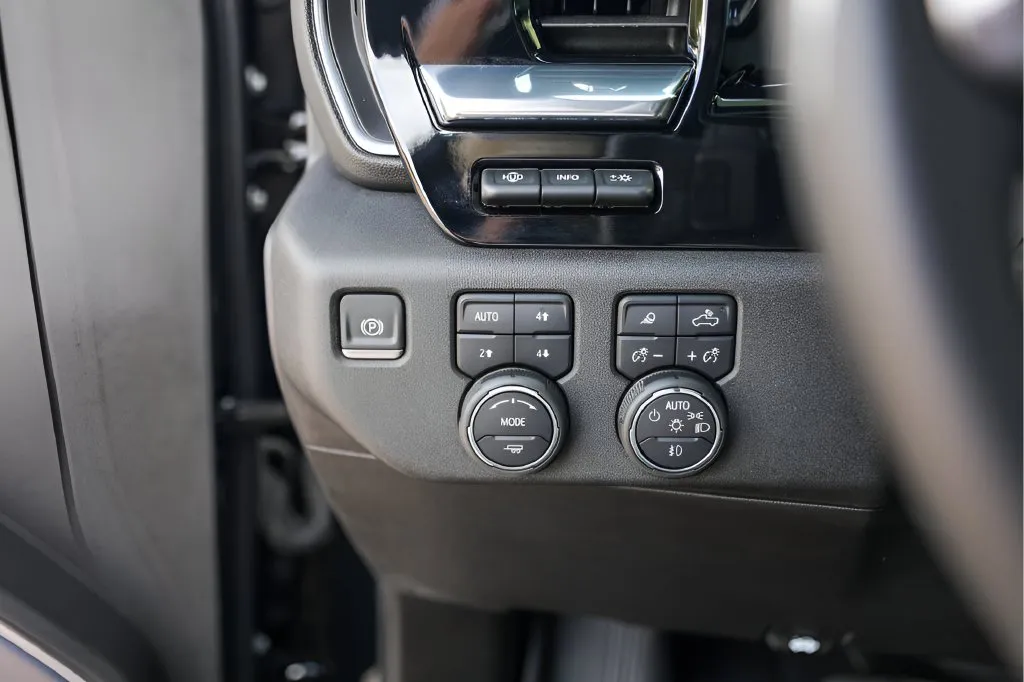 Chevrolet Silverado photo 17
