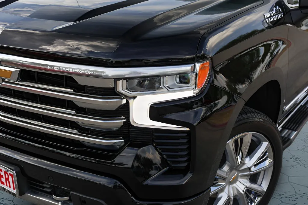 Chevrolet Silverado photo 2
