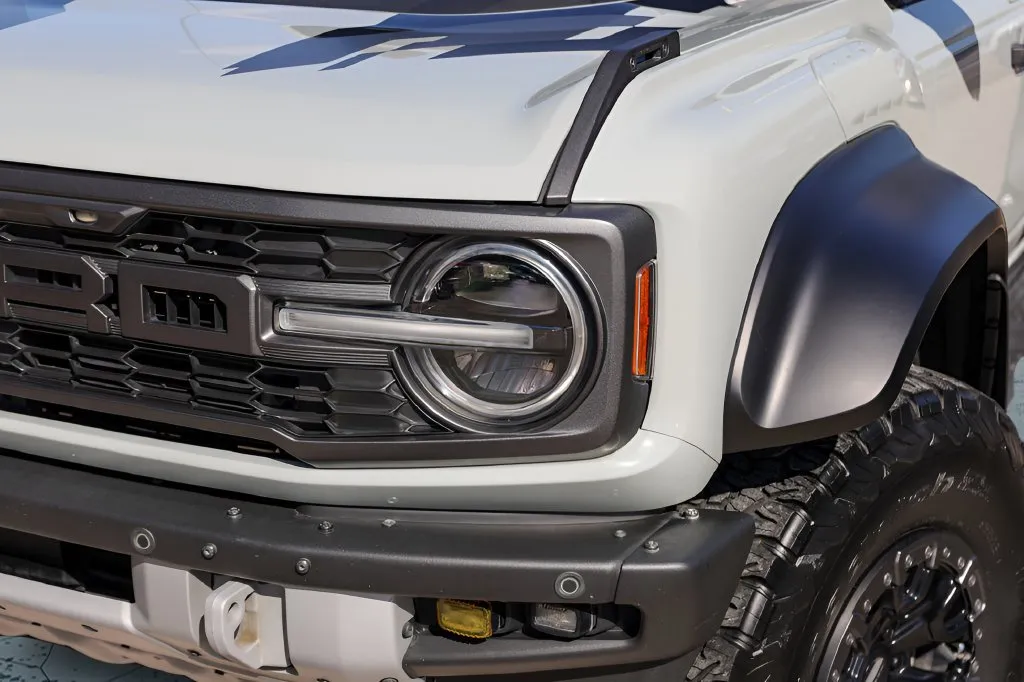 Ford Bronco photo 2