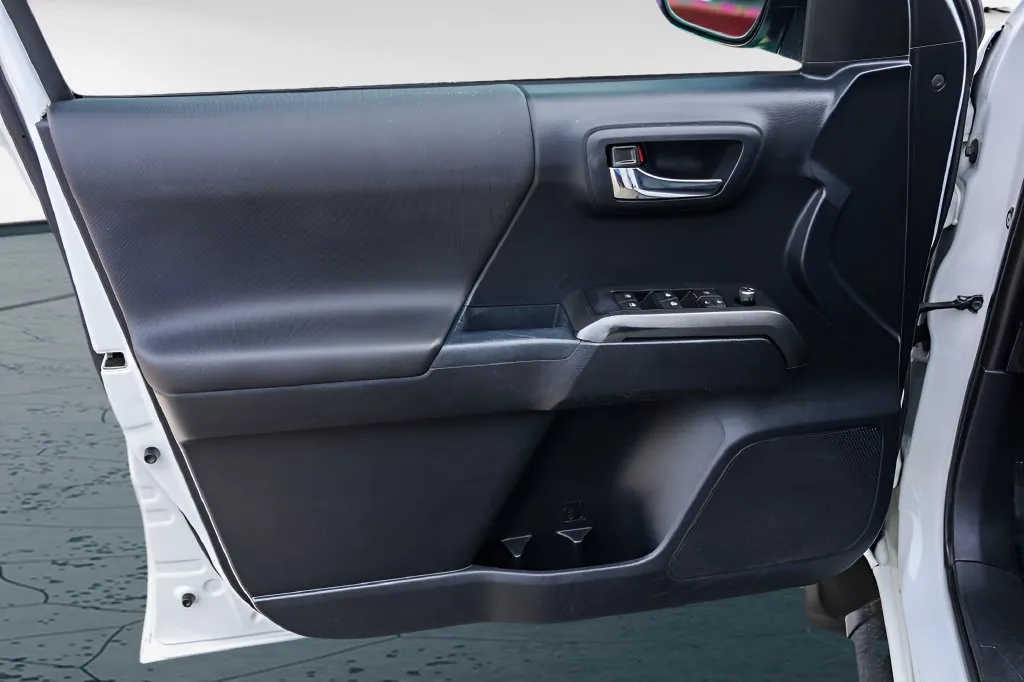 Toyota Tacoma photo 25