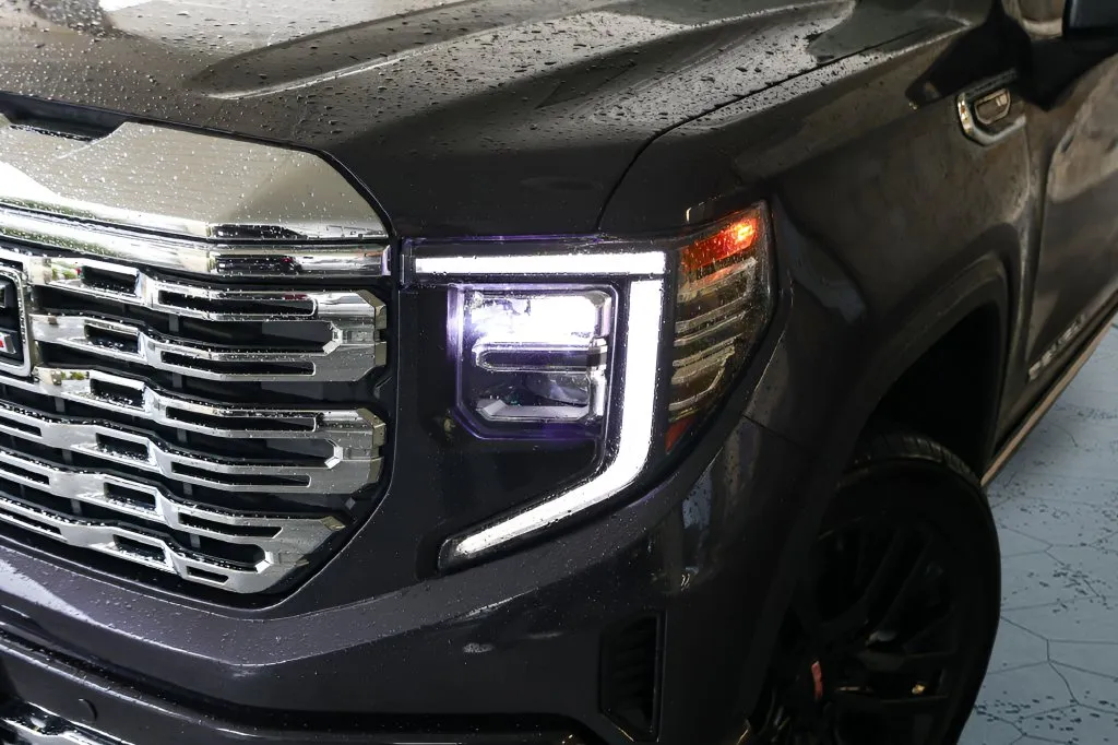 GMC Sierra photo 2