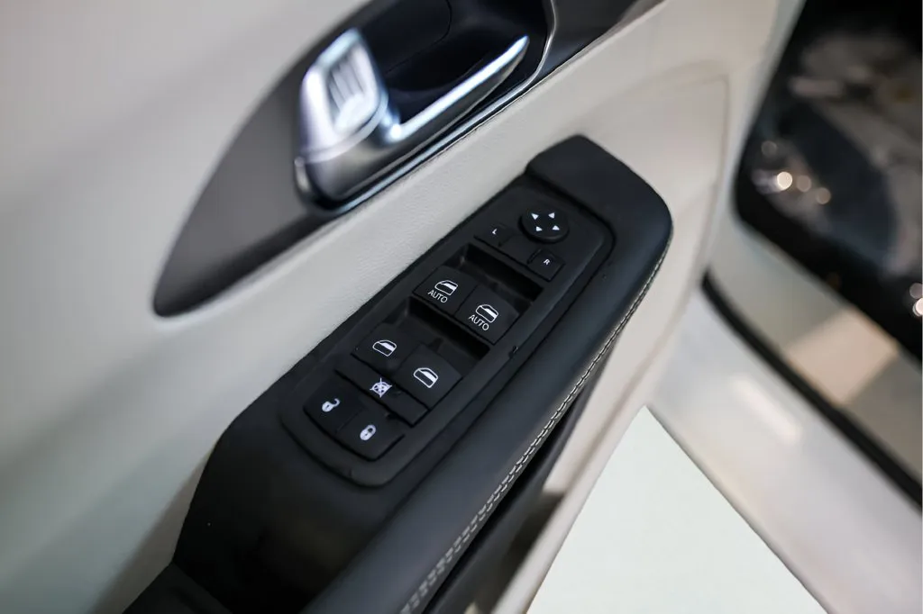 Chrysler Pacifica photo 23