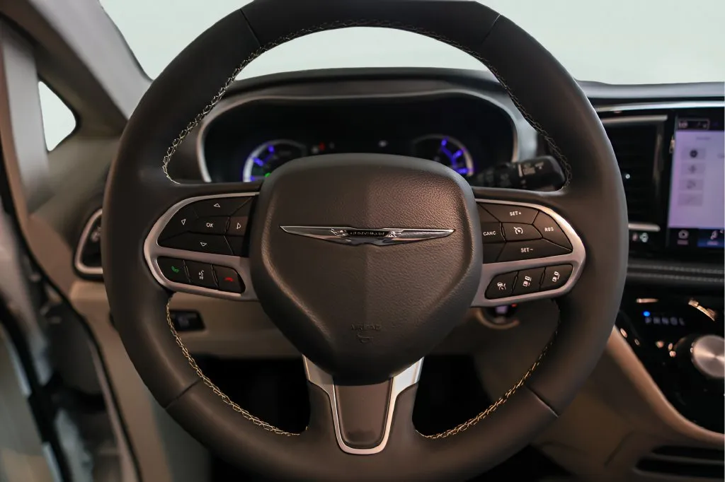 Chrysler Pacifica photo 14