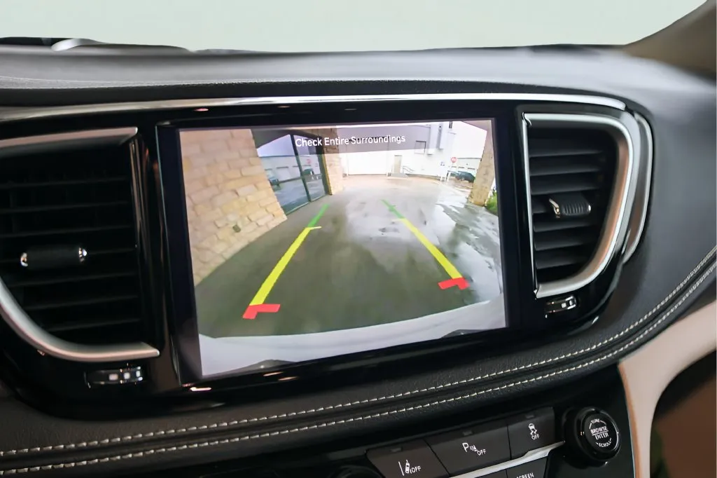 Chrysler Pacifica photo 19