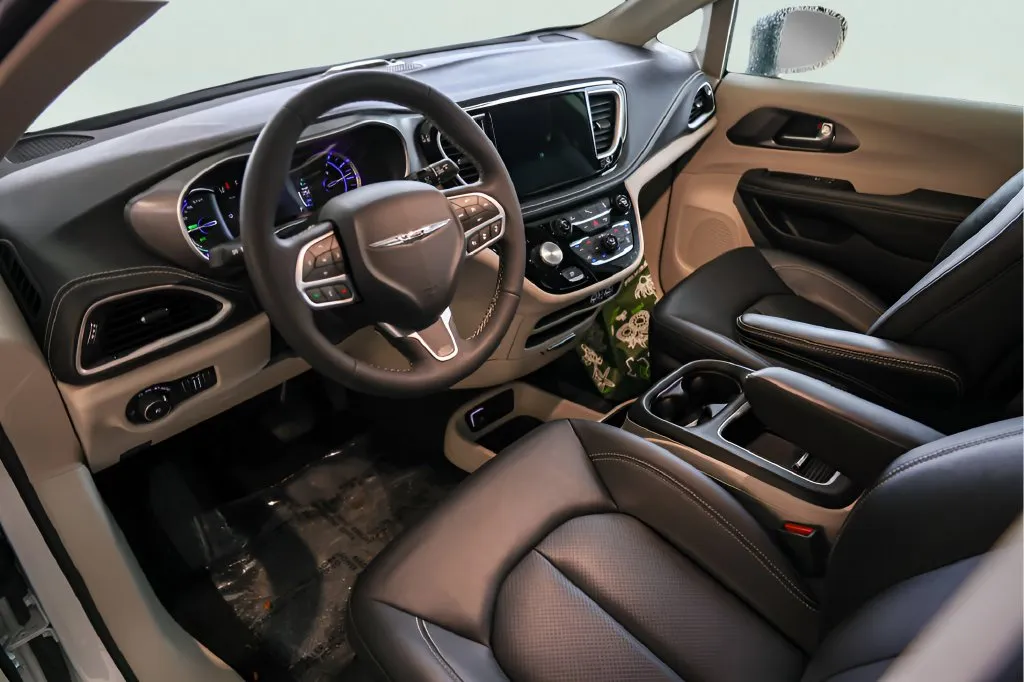 Chrysler Pacifica photo 12