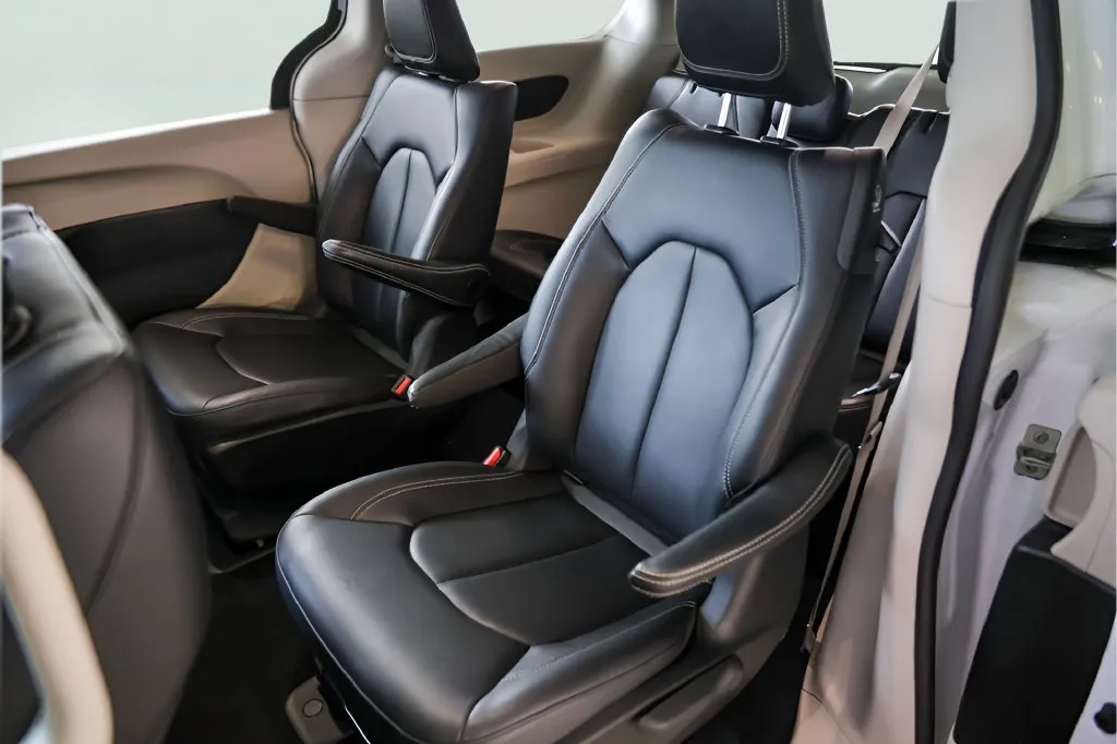 Chrysler Pacifica photo 24