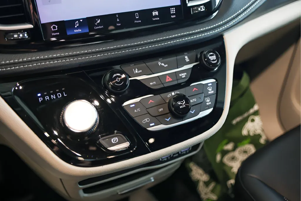 Chrysler Pacifica photo 20
