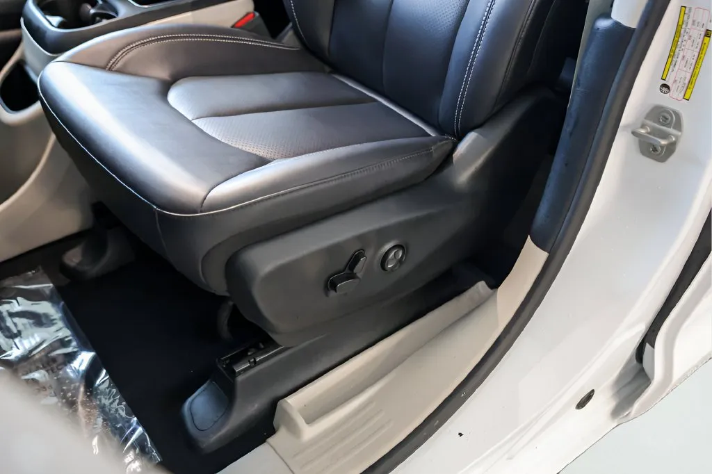 Chrysler Pacifica photo 10