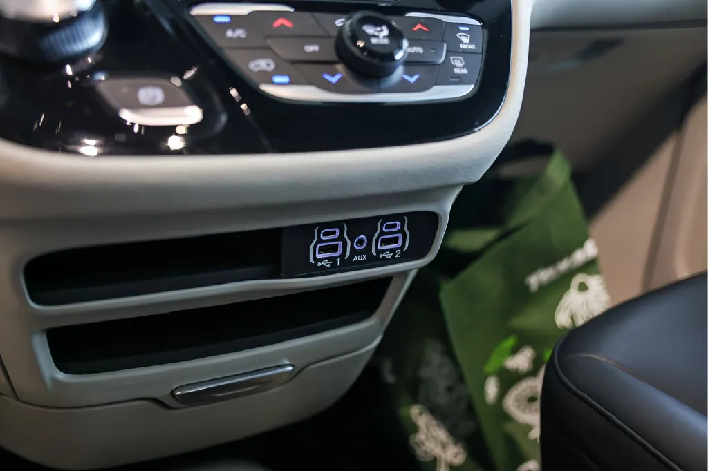 Chrysler Pacifica photo 21