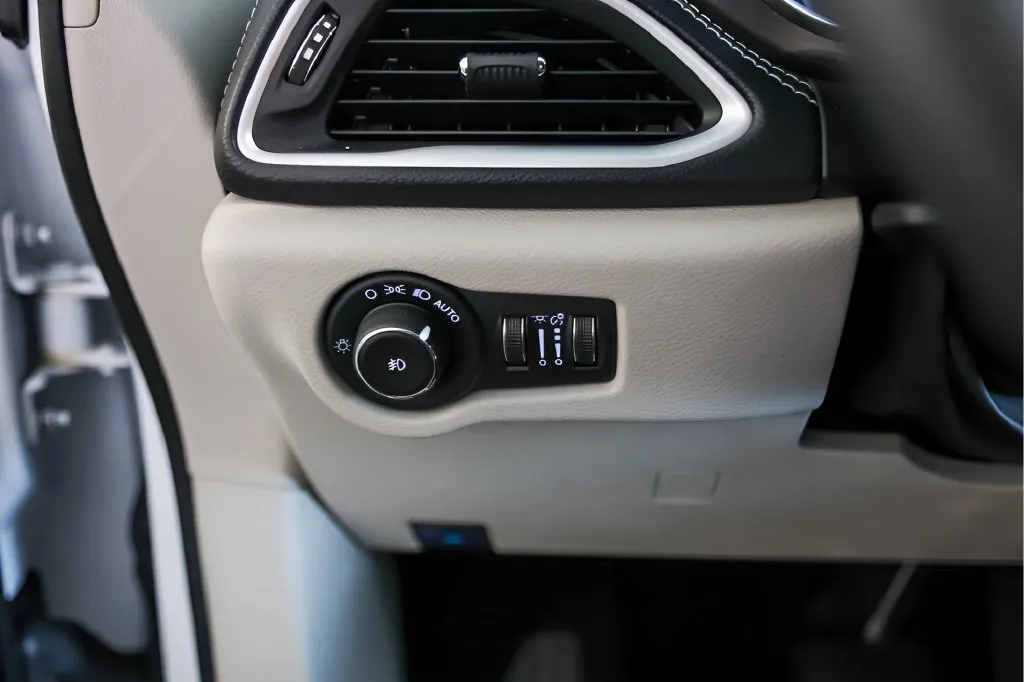 Chrysler Pacifica photo 17