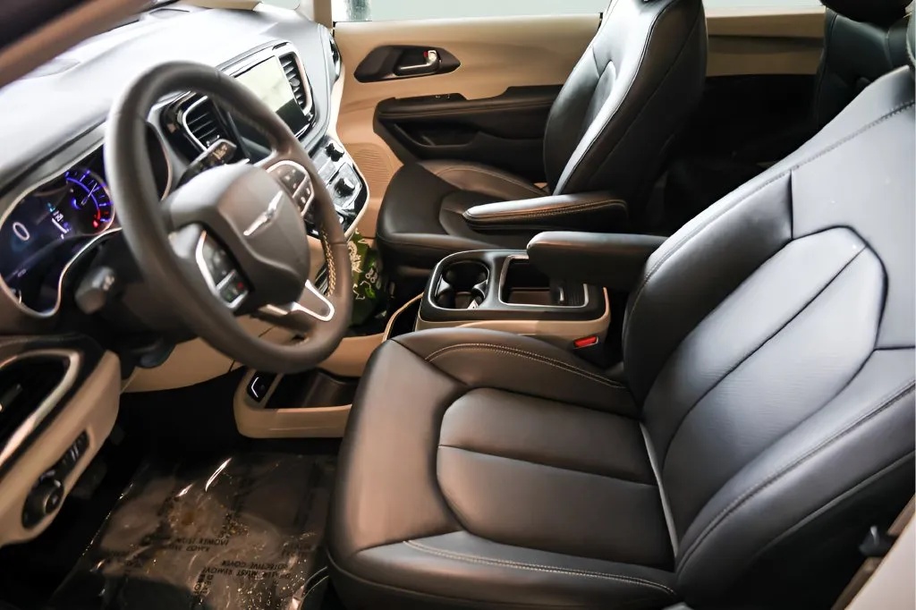 Chrysler Pacifica photo 11