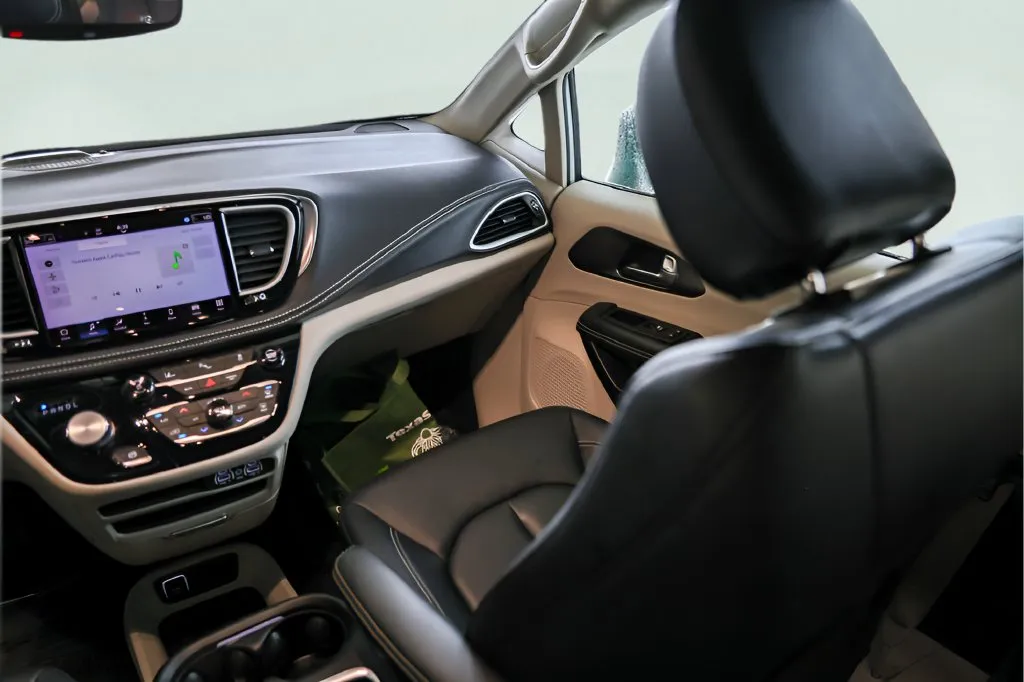 Chrysler Pacifica photo 28