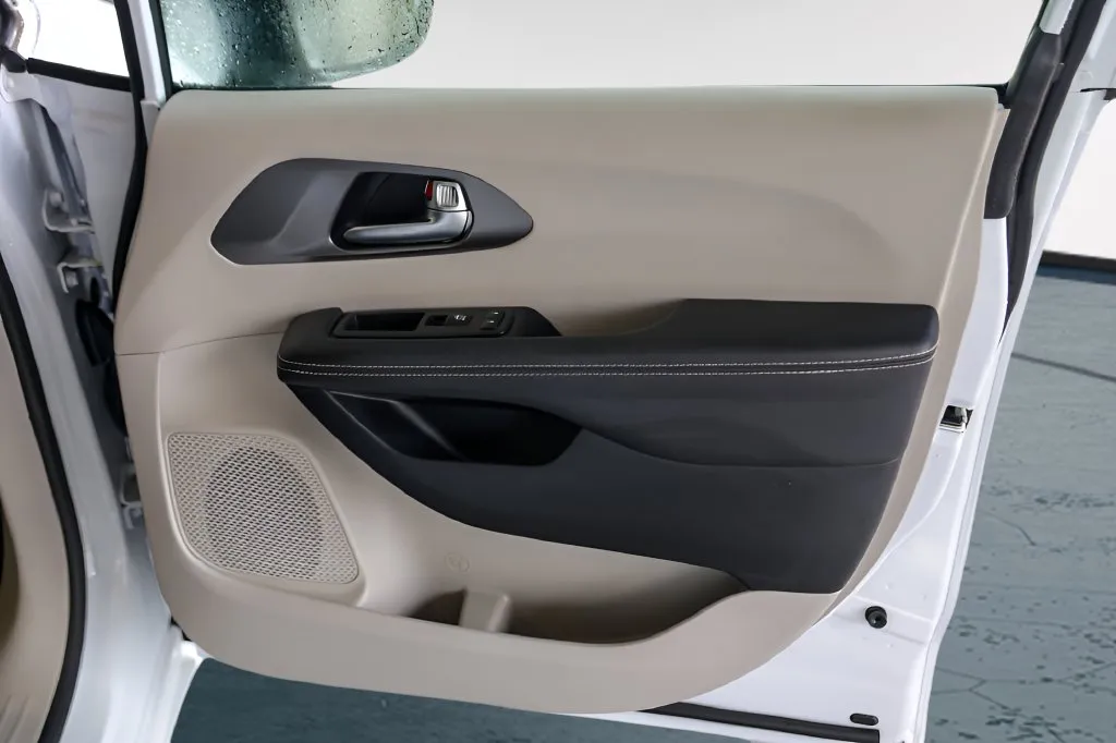 Chrysler Pacifica photo 29