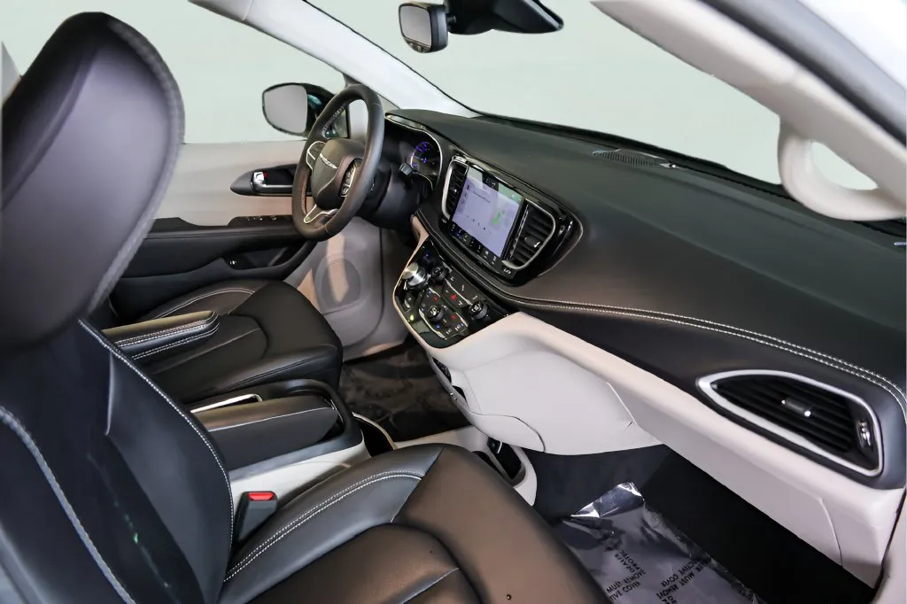 Chrysler Pacifica photo 30
