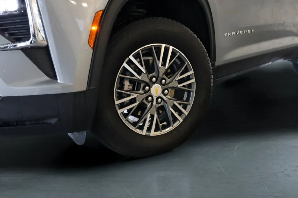 Chevrolet Traverse photo 3