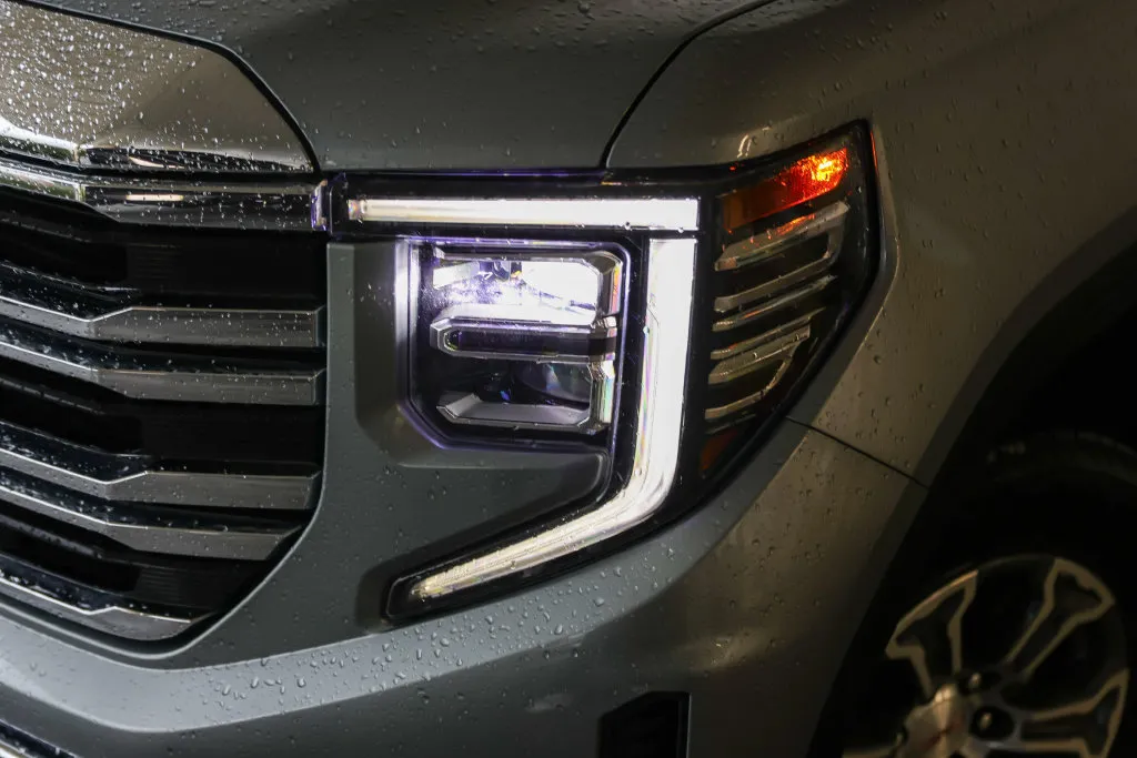 GMC Sierra photo 2