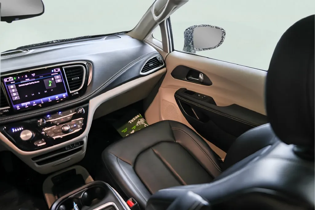 Chrysler Pacifica photo 30