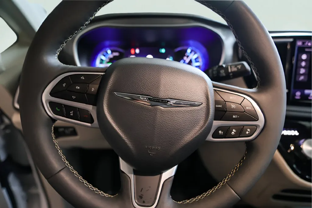 Chrysler Pacifica photo 14