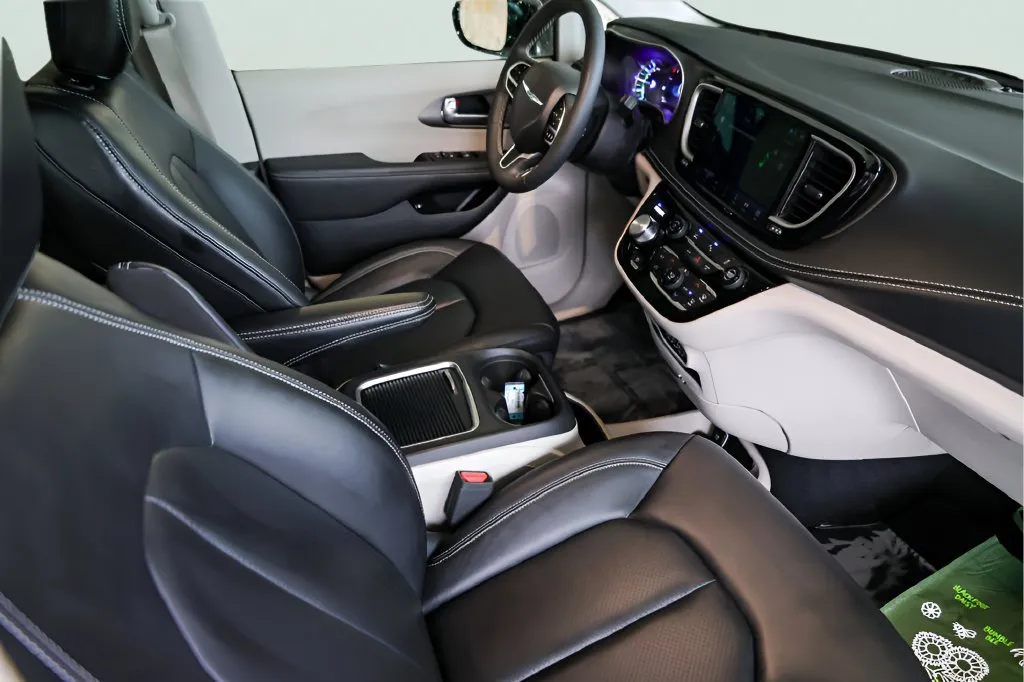 Chrysler Pacifica photo 32