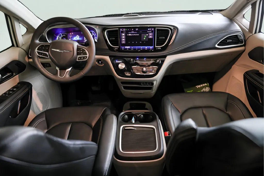 Chrysler Pacifica photo 28