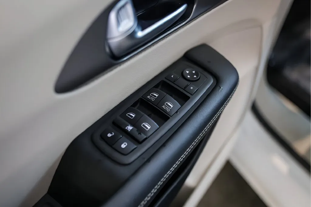 Chrysler Pacifica photo 24