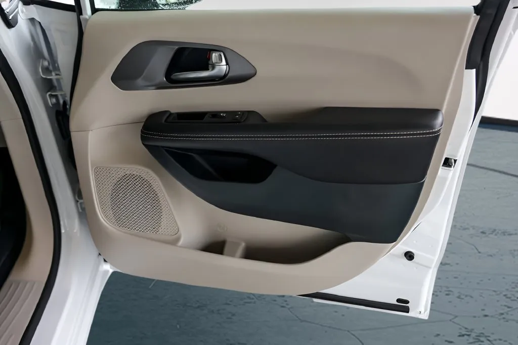 Chrysler Pacifica photo 31