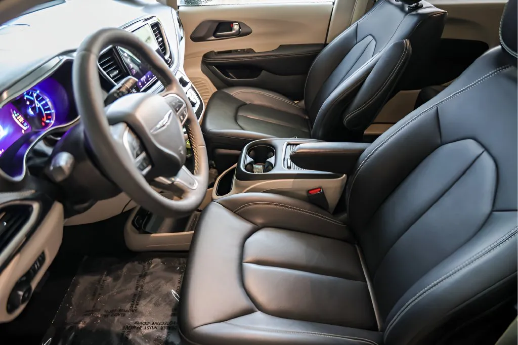 Chrysler Pacifica photo 11