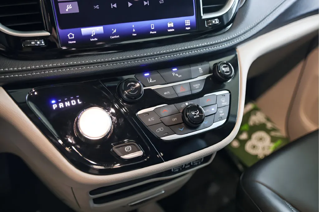 Chrysler Pacifica photo 20